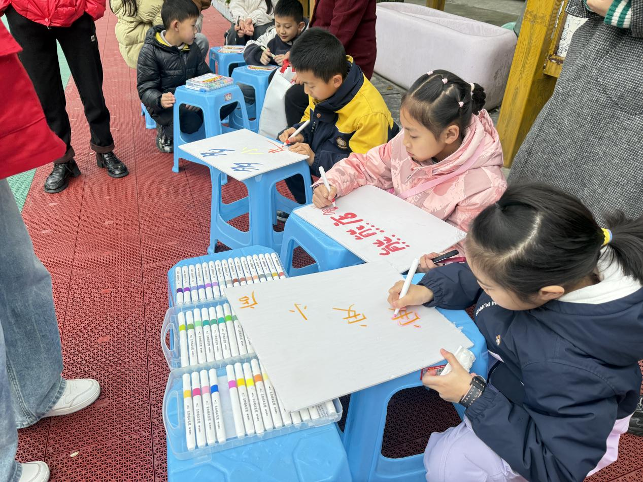 万春镇黄石社区“小市场·大收获”亲子跳蚤集市