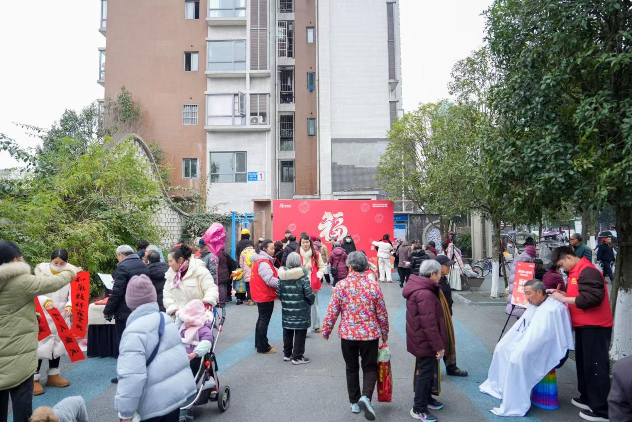 “新春马韵·欢乐游园”，黄金路社区居民共写春联、拍全家福，喜