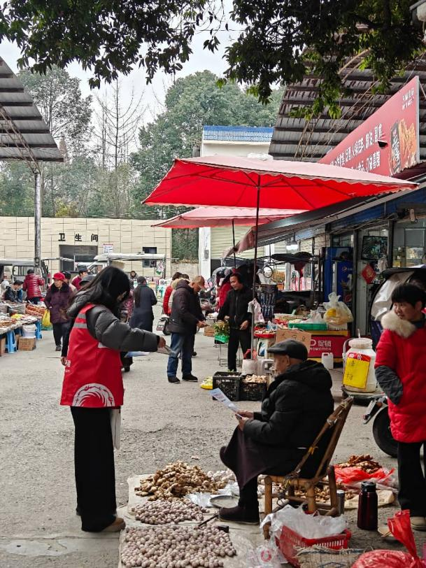 万春镇永和社区开展“蓉城暖冬·幸福迎新” 垃圾分类宣传活动